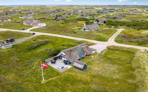 Hen - 400M from the Sea: Chalet, Jardin, Siding, Batiments Jardin, Ombre, Cour, Arrière-Cour, Pelouse, Ferme, Aménagement Paysager