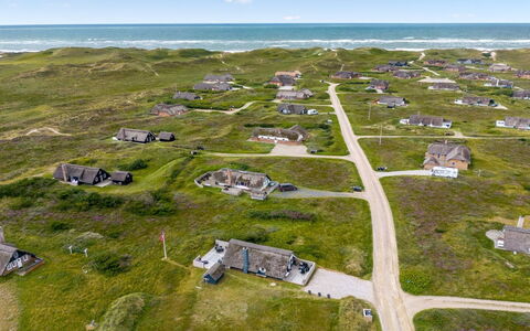 Hen - 400M from the Sea: Chalet, Jardin, Siding, Batiments Jardin, Ombre, Cour, Arrière-Cour, Pelouse, Ferme, Aménagement Paysager