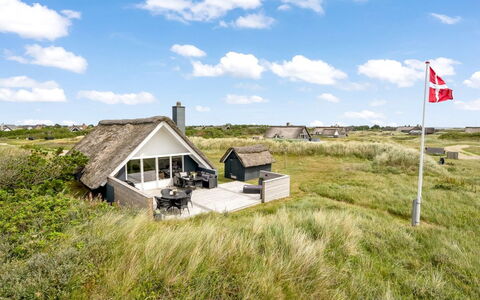 Hen - 400M from the Sea: Chalet, Domicile, Maison, Toit, Porche, Biens, Siding, Batiments Jardin, Ferme, Cour