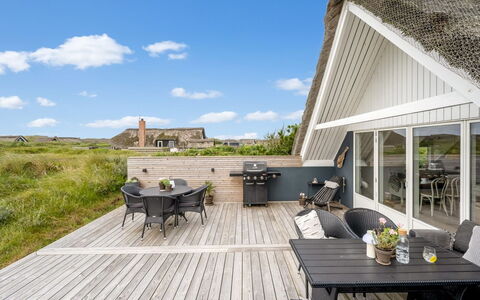 Hen - 400M from the Sea: Chalet, Domicile, Maison, Toit, Porche, Biens, Siding, Batiments Jardin, Ferme, Cour