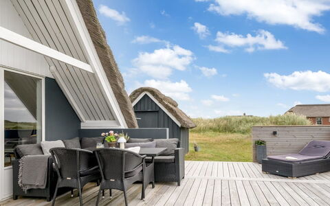 Hen - 400M from the Sea: Chalet, Domicile, Maison, Toit, Porche, Biens, Siding, Batiments Jardin, Ferme, Cour