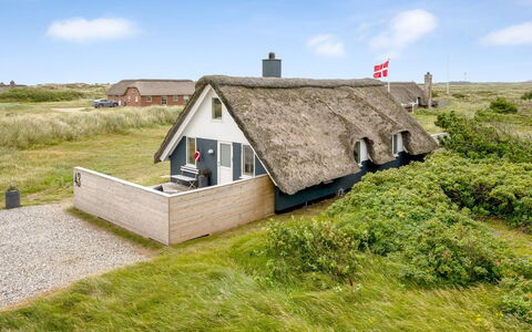 Hen - 400M from the Sea: Chalet, Domicile, Maison, Toit, Porche, Biens, Siding, Batiments Jardin, Ferme, Cour
