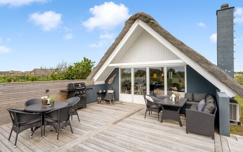 Hen - 400M from the Sea: Chalet, Domicile, Maison, Toit, Porche, Biens, Siding, Batiments Jardin, Ferme, Cour