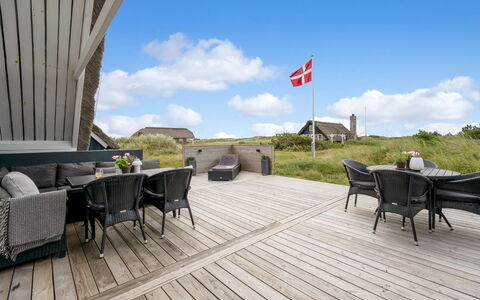Hen - 400M from the Sea: Chalet, Domicile, Maison, Toit, Porche, Biens, Siding, Batiments Jardin, Ferme, Cour