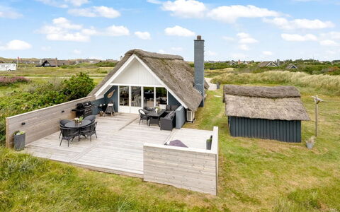 Hen - 400M from the Sea: Chalet, Domicile, Maison, Toit, Porche, Biens, Siding, Batiments Jardin, Ferme, Cour