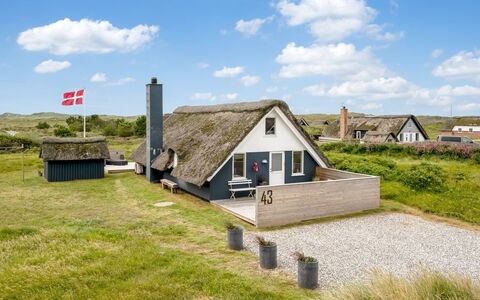 Hen - 400M from the Sea: Chalet, Domicile, Maison, Toit, Porche, Biens, Siding, Batiments Jardin, Ferme, Cour