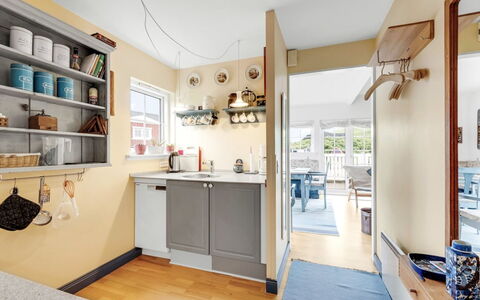 Jannike - 100M from the Sea: Meubles, Design Intérieur, Sol, Plafond, Sol, Bois, Pièce, Cabinetry, Cuisine, Éclairage