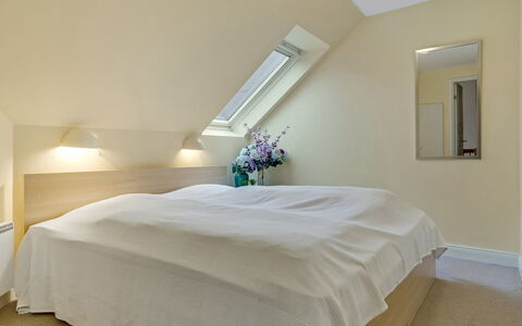 Jannike - 100M from the Sea: Design Intérieur, Sol, Chambre, Plafond, Lit, Bois, Sol, Meubles, Pièce, Textile