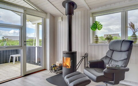 Erza - 500M from the Sea: Sol, Meubles, Sol, Poêle À Bois, Salon, Chaise, Foyer, Parquet, Électroménager, Dur