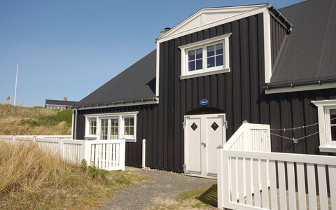 Eleonore - 100M from the Sea: Maison, Toit, Domicile, Chalet, Cabanon, Batiments Jardin, Siding, Cour, Cabane En Rondins, Cabane