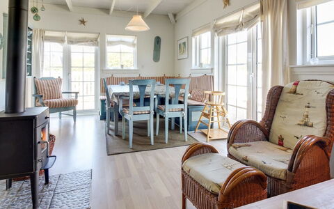 Eleonore - 100M from the Sea: Maison, Toit, Domicile, Chalet, Cabanon, Batiments Jardin, Siding, Cour, Cabane En Rondins, Cabane