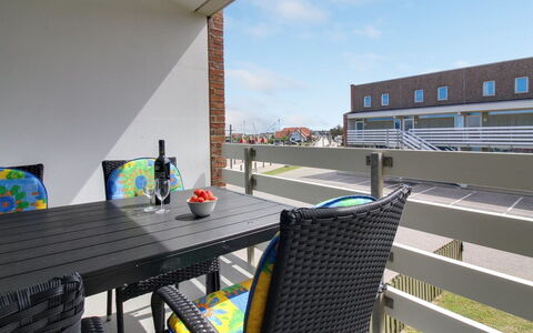 Pavlinka - 200M from the Sea: Appartement, Balcon, Design Urbain, Composite, Condominium, Balustrade, Mobilier De Jardin, Tache De Bois, Chaise, Porche