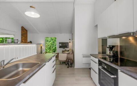 Fredger - 1.8Km from the Sea: Cuisine, Comptoir, Design Intérieur, Appareil De Cuisine, Sol, Bois, Plafond, Principaux Appliance, Meubles, Sol