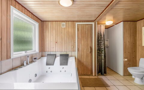 Fredger - 1.8Km from the Sea: Sol, Sol, Design Intérieur, Luminaire Plomberie, Bois, Plafond, Baignoire, Salle De Bains, Pièce, Plomberie
