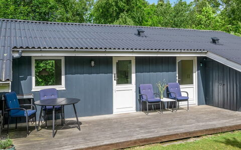 Fredger - 1.8Km from the Sea: Toit, Domicile, Chalet, Siding, Ombre, Cour, Arrière-Cour, Jardin, Batiments Jardin, Pelouse