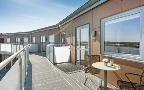 Aiana - 250M from the Sea: Sol, Composite, Appartement, Tache De Bois, Dur, Verre, Balcon, Daylighting, Parquet, Aluminium