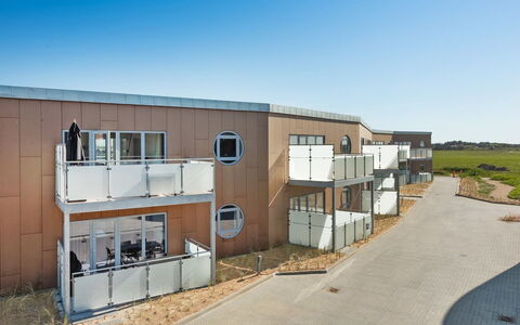 Aiana - 250M from the Sea: Composite, Design Urbain, Ombre, Béton, Balcon, Daylighting