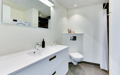 Aiana - 250M from the Sea: Sol, Sol, Design Intérieur, Luminaire Plomberie, Armoire De Toilette, Plafond, Lavabo, Salle De Bains, Plomberie, Évier