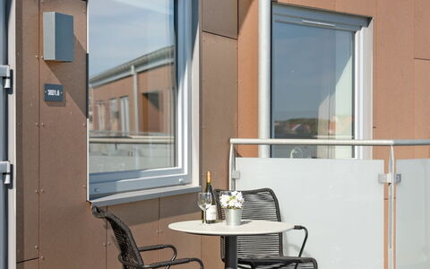 Aiana - 250M from the Sea: Sol, Composite, Appartement, Verre, Métal, Tache De Bois, Balcon, Dur, Aluminium, Daylighting