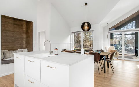 Edmond - 995M from the Sea: Sol, Design Intérieur, Bois, Comptoir, Plafond, Sol, Parquet, Meubles, Cuisine, Cabinetry