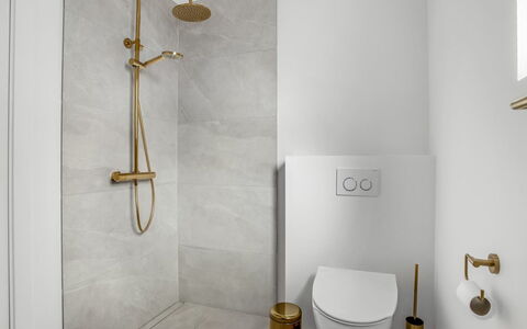 Edmond - 995M from the Sea: Luminaire Plomberie, Plomberie, Tuile, Salle De Bains, Toilette, Laiton, Robinet, Luminaire