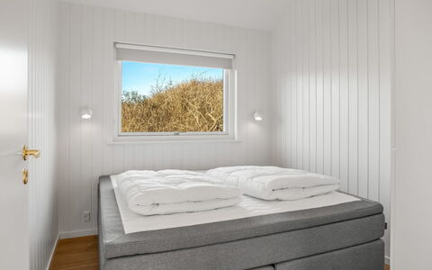 Edmond - 995M from the Sea: Plafond, Chambre, Sol, Literie, Lit, Drap De Lit, Cadre De Lit, Conception, Luminaire, Linge