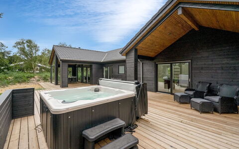 Edmond - 995M from the Sea: Architecture, Toit, Chalet, Domicile, Siding, Biens, Piscine, Recours, Batiments Jardin, Plate-Forme