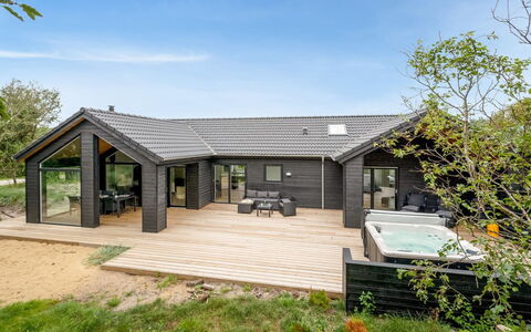 Edmond - 995M from the Sea: Maison, Toit, Domicile, Chalet, Cabanon, Batiments Jardin, Siding, Cour, Cabane En Rondins, Cabane