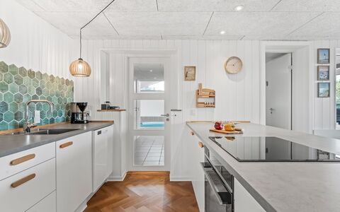 Bela - from the Sea: Cuisine, Comptoir, Sol, Principaux Appliance, Bois, Design Intérieur, Appareil De Cuisine, Plafond, Luminaire, Sol