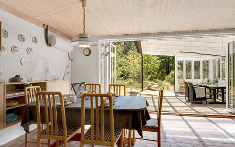 Mirva - 800M to the Fjord: Meubles, Design Intérieur, Bois, Plafond, Sol, Sol, Table Cuisine Et Salle A Manger, Chaise, Luminaire, Salle À Manger
