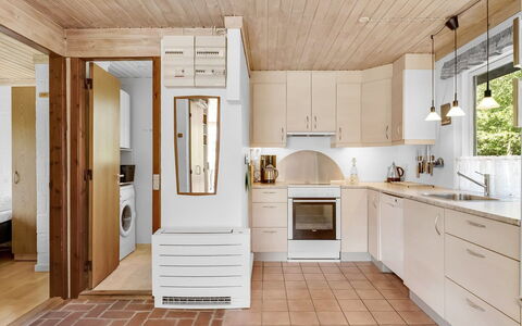 Mirva - 800M to the Fjord: Cuisine, Sol, Comptoir, Appareil De Cuisine, Design Intérieur, Meubles, Bois, Cabinetry, Principaux Appliance, Sol