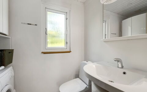 Mirva - 800M to the Fjord: Mur, Luminaire Plomberie, Sol, Bois, Sol, Toilette, Siège De Toilette, Salle De Bains, Évier, Lavabo