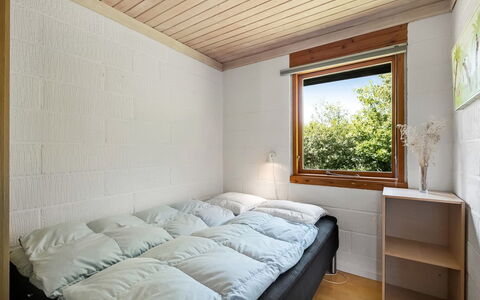 Mirva - 800M to the Fjord: Mur, Bois, Design Intérieur, Sol, Chambre, Plafond, Sol, Lit, Pièce, Drap De Lit