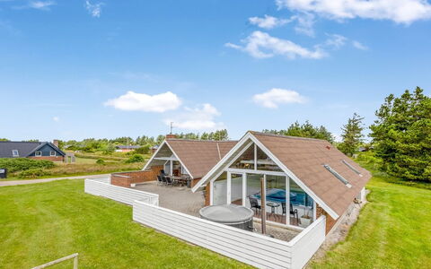 Tuomi - 900M from the Sea: Chalet, Domicile, Maison, Toit, Porche, Biens, Siding, Batiments Jardin, Ferme, Cour