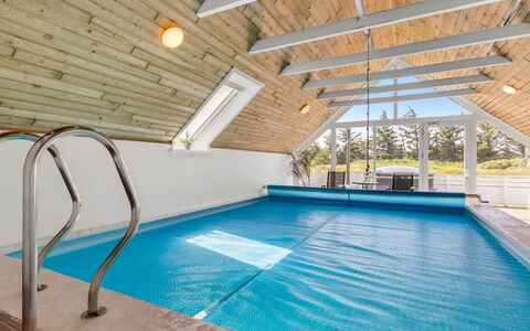 Tuomi - 900M from the Sea: Chalet, Domicile, Maison, Toit, Porche, Biens, Siding, Batiments Jardin, Ferme, Cour
