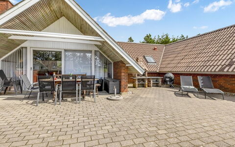 Tuomi - 900M from the Sea: Chalet, Domicile, Maison, Toit, Porche, Biens, Siding, Batiments Jardin, Ferme, Cour