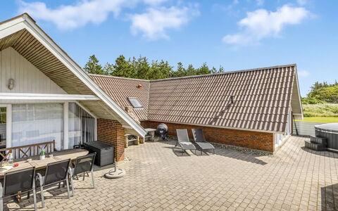 Tuomi - 900M from the Sea: Chalet, Domicile, Maison, Toit, Porche, Biens, Siding, Batiments Jardin, Ferme, Cour