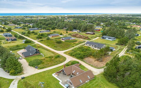 Tuomi - 900M from the Sea: Chalet, Domicile, Maison, Toit, Porche, Biens, Siding, Batiments Jardin, Ferme, Cour
