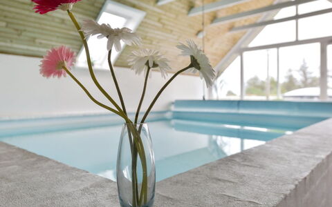 Tuomi - 900M from the Sea: Chalet, Domicile, Maison, Toit, Porche, Biens, Siding, Batiments Jardin, Ferme, Cour