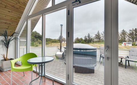 Tuomi - 900M from the Sea: Chalet, Domicile, Maison, Toit, Porche, Biens, Siding, Batiments Jardin, Ferme, Cour