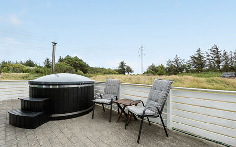 Tuomi - 900M from the Sea: Chalet, Domicile, Maison, Toit, Porche, Biens, Siding, Batiments Jardin, Ferme, Cour