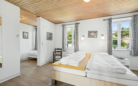 Urte - from the Sea: Bois, Maison, Chambre, Domicile, Lit, Cadre De Lit, Literie, Chalet, Drap De Lit, Fenêtre À Guillotine