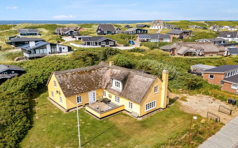 Urte - from the Sea: Maison, Toit, Domicile, Chalet, Cabanon, Batiments Jardin, Siding, Cour, Cabane En Rondins, Cabane