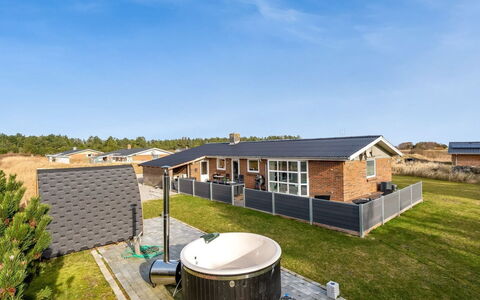 Sissan - 900M from the Sea: Toit, Lot Terre, Chalet, Domicile, Zone Rurale, Cabanon, Siding, Batiments Jardin, Cabane En Rondins, Cabane