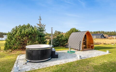 Sissan - 900M from the Sea: Toit, Lot Terre, Chalet, Domicile, Zone Rurale, Cabanon, Siding, Batiments Jardin, Cabane En Rondins, Cabane