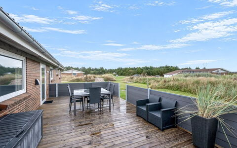 Sissan - 900M from the Sea: Toit, Lot Terre, Chalet, Domicile, Zone Rurale, Cabanon, Siding, Batiments Jardin, Cabane En Rondins, Cabane
