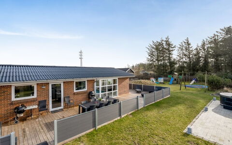 Sissan - 900M from the Sea: Toit, Lot Terre, Chalet, Domicile, Zone Rurale, Cabanon, Siding, Batiments Jardin, Cabane En Rondins, Cabane
