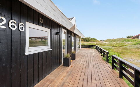 Fejzo - 700M to the Fjord: Herbe, Maison, Toit, Chalet, Domicile, Arbuste, Ferme, Lot Terre, Zone Rurale