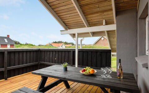 Solbritt - 330M to the Fjord: Arbuste, Design Urbain, Couverture De Sol, Brique, Appartement, Biens, Brickwork, Balcon, Aménagement Paysager