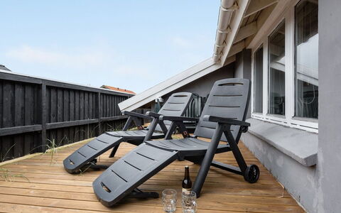 Solbritt - 330M to the Fjord: Arbuste, Design Urbain, Couverture De Sol, Brique, Appartement, Biens, Brickwork, Balcon, Aménagement Paysager